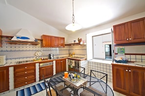 Villa (Multiple Bedrooms) | Cuisine privée