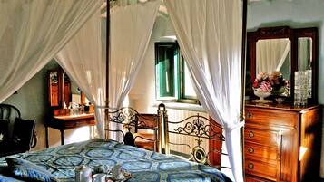 Vila (5 Bedrooms) | 5 kamar tidur, brankas, setrika/meja setrika, dan seprai linen