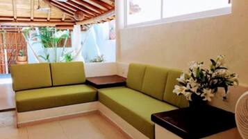 Casa familiar, varias camas, con acceso para personas discapacitadas, vista al jardín | Sala de estar