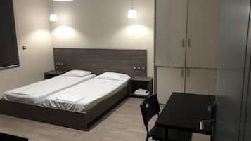 Family Studio, 2 Single Beds, Kitchenette | In-room dining