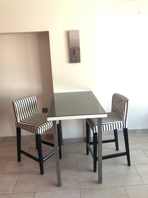 Suite Junior, 1 kamar tidur, dapur, pemandangan kota | Makan di kamar