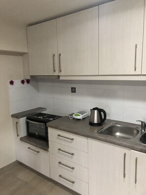 Junior Suite, 1 Bedroom, Kitchen, City View | Private kitchenette | Fridge, stovetop, coffee/tea maker, electric kettle - Roomotel Apartments (Chalcis)
