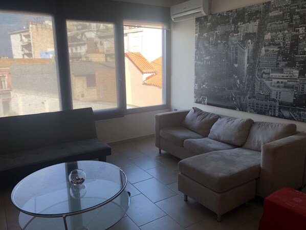 Suite Junior, 1 kamar tidur, dapur, pemandangan kota | Area keluarga | Televisi layar datar 32-inci dengan saluran TV kabel dan Smart TV