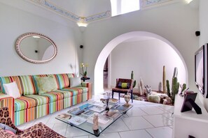 Villa (5 Bedrooms) | Living room
