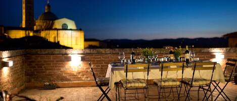 منطقة خارجية لإقامة الولائم والاحتفالات