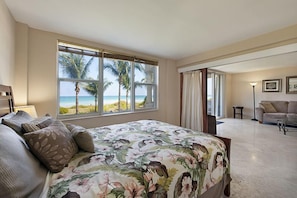 2 soverom, skrivebord, strykejern/-brett og reiseseng for barn