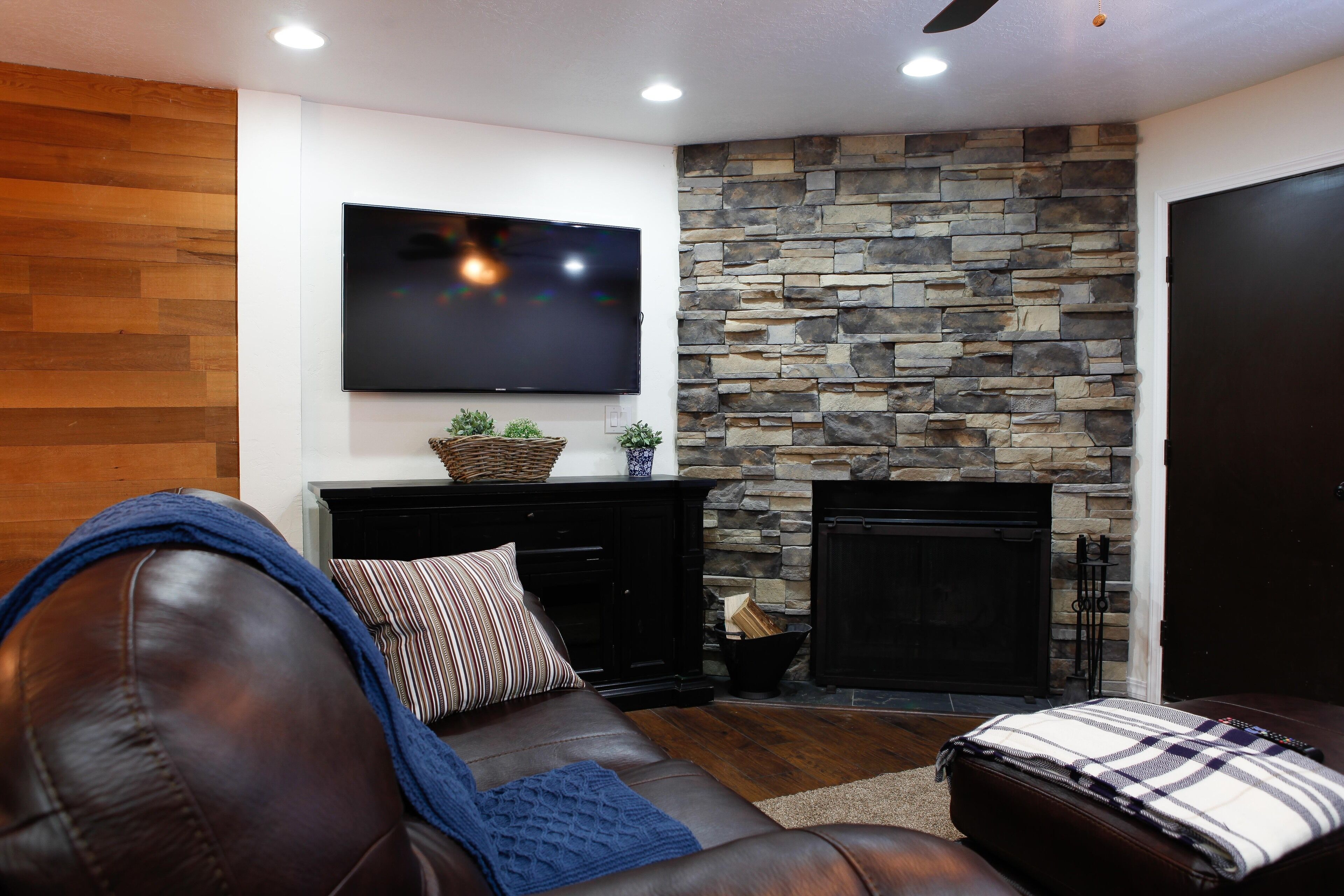 TV connectée, cheminée, lecteur de DVD, baby-foot