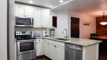 Geladeira, micro-ondas, fogão, cooktop