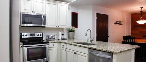 Geladeira, micro-ondas, fogão, cooktop