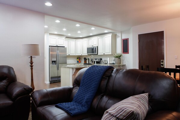 Älytelevisio, takka, DVD-soitin, pöytäjalkapallopöytä