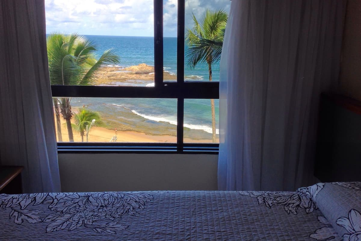 APTO QUARTO E SALA FRENTE MAR | Blackout drapes, WiFi (free), bed sheets