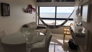 公寓, 2 间卧室, 独立浴室, 海景 | 客厅 | 液晶电视