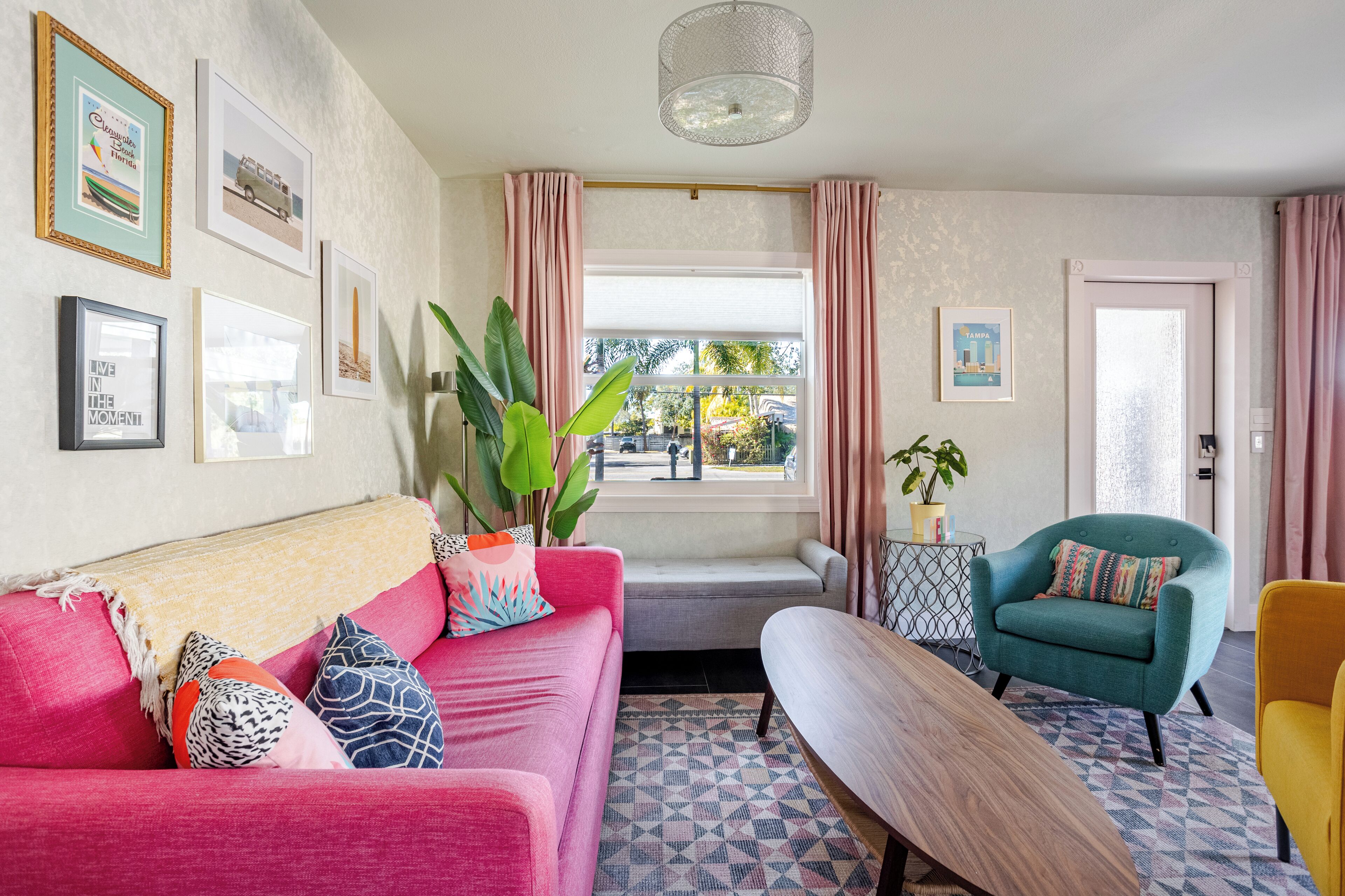 Smart TV, livros, aparelho de som