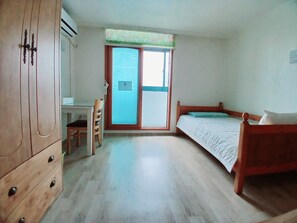 1 habitación, escritorio, tabla de planchar con plancha y wifi gratis 