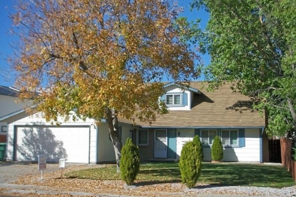 SPACIOUS FOUR BEDROOM HOME NEAR CONVENTION CENTER AND PEPPERMILL HOTEL/CASINO