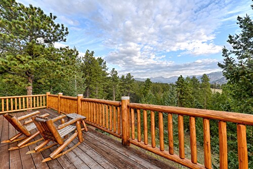 Rivendell Log Cabin - walk into RMNP!  Continental Divide Views!  Large Hot Tub!