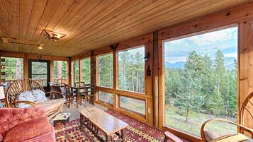 Smart TV, chimenea, videojuegos y tenis de mesa