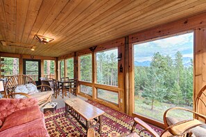 Smart TV, chimenea, videojuegos y tenis de mesa 