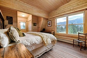 7 bedrooms, desk, iron/ironing board, travel crib