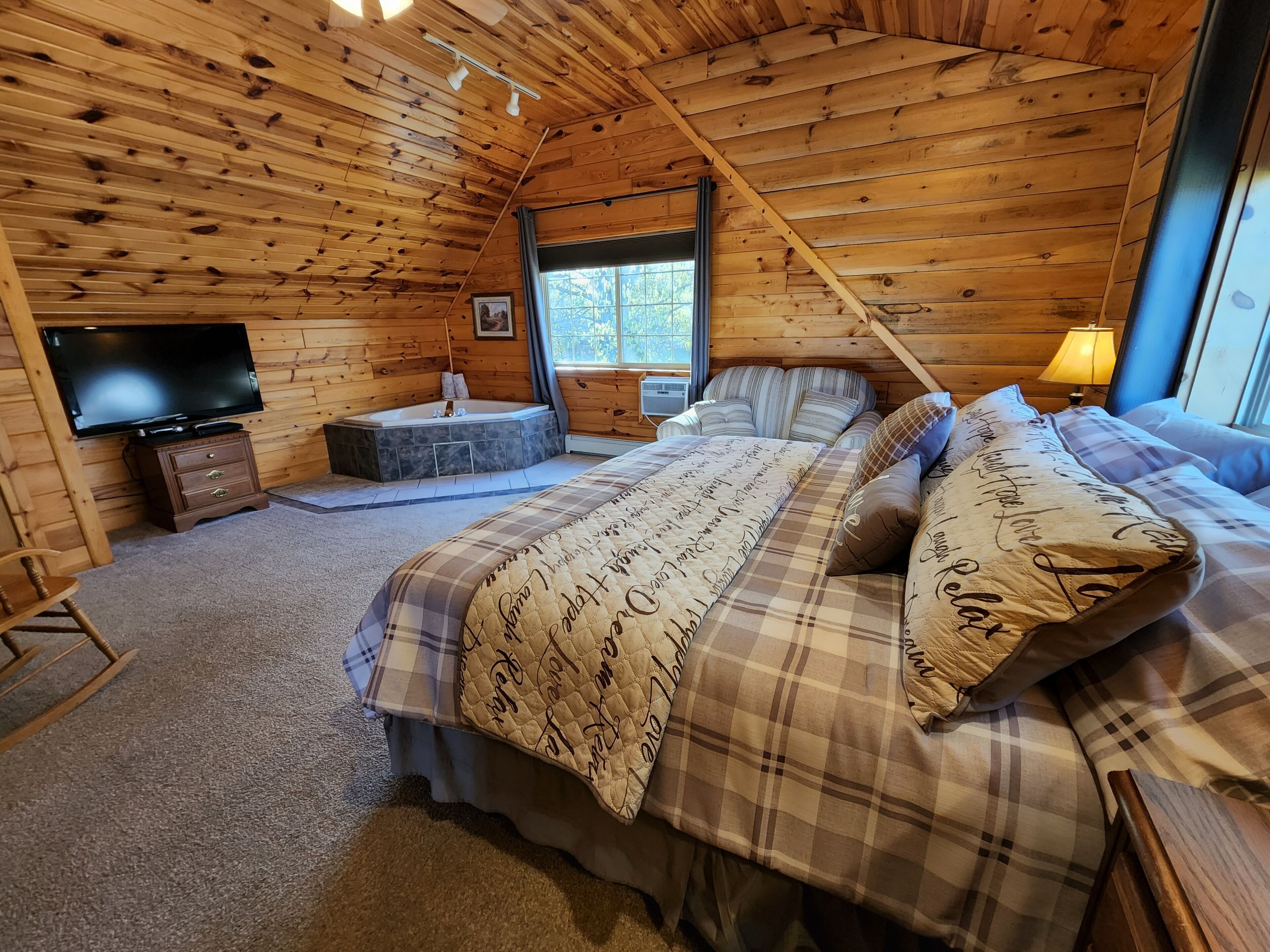 Kemp's Rentals-Great Family Home-Relaxing-Private-5 Acres-Close to Beach & MTU