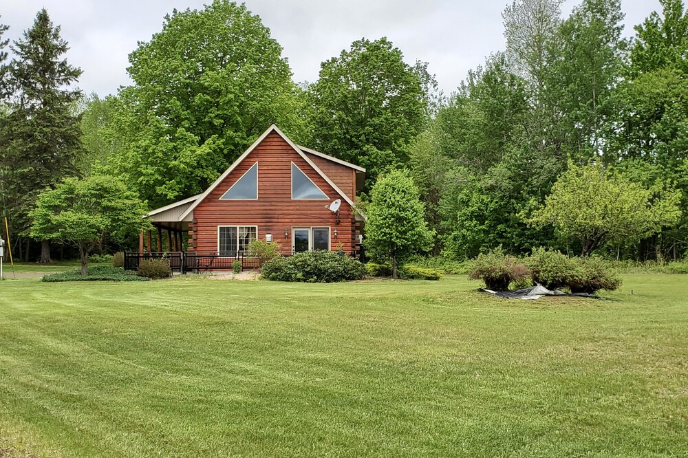Kemp's Rentals-Great Family Home-Relaxing-Private-5 Acres-Close to Beach & MTU