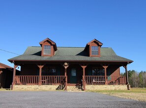 Exterior - Honeyb’s Ranch House on quiet lake (Milton)
