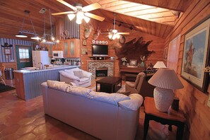 Smart TV, DVD player, video library, stereo - Honeyb’s Ranch House on quiet lake (Milton)