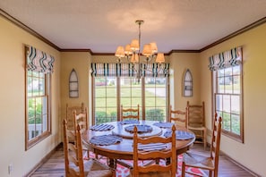 Dining - Charming Waterfront house*Dock*Main Channel*Kayaks*Gentle Slope (Cadiz)