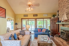 Smart TV, video games, DVD player, stereo - Charming Waterfront house*Dock*Main Channel*Kayaks*Gentle Slope (Cadiz)