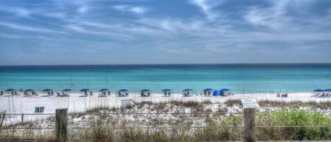 Plage, chaises longues