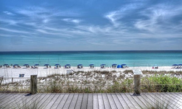 Sulla spiaggia, lettini da mare