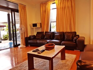 Fernseher, DVD-Player, Musikbibliothek, Videothek