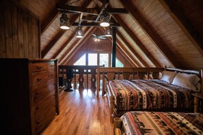 2 bedrooms, iron/ironing board, free WiFi, bed sheets - Secluded Mountain Cabin w/ Hot Tub, Firepit & View (Mars Hill)
