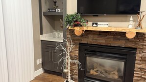 Interior - Remodeled 1 Bedroom Condo Short walk to Cabriolet Mountain views from unit (Park City)