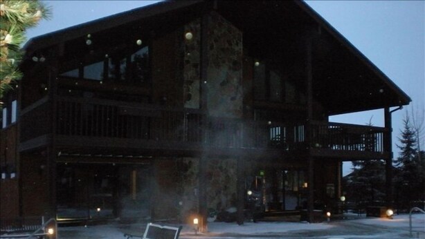 A large lodge with a pool area, benches, and lounge chairs. - Remodeled 1 Bedroom Condo Short walk to Cabriolet Mountain views from unit (Park City)