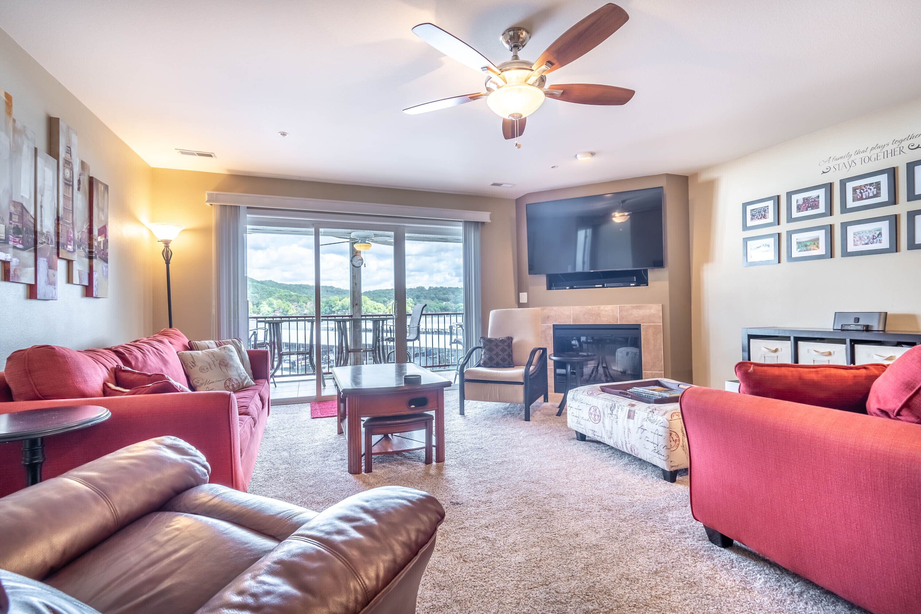 3BR/2BA, (All King Beds) Executive Lakefront, 12'x32' boat slip available