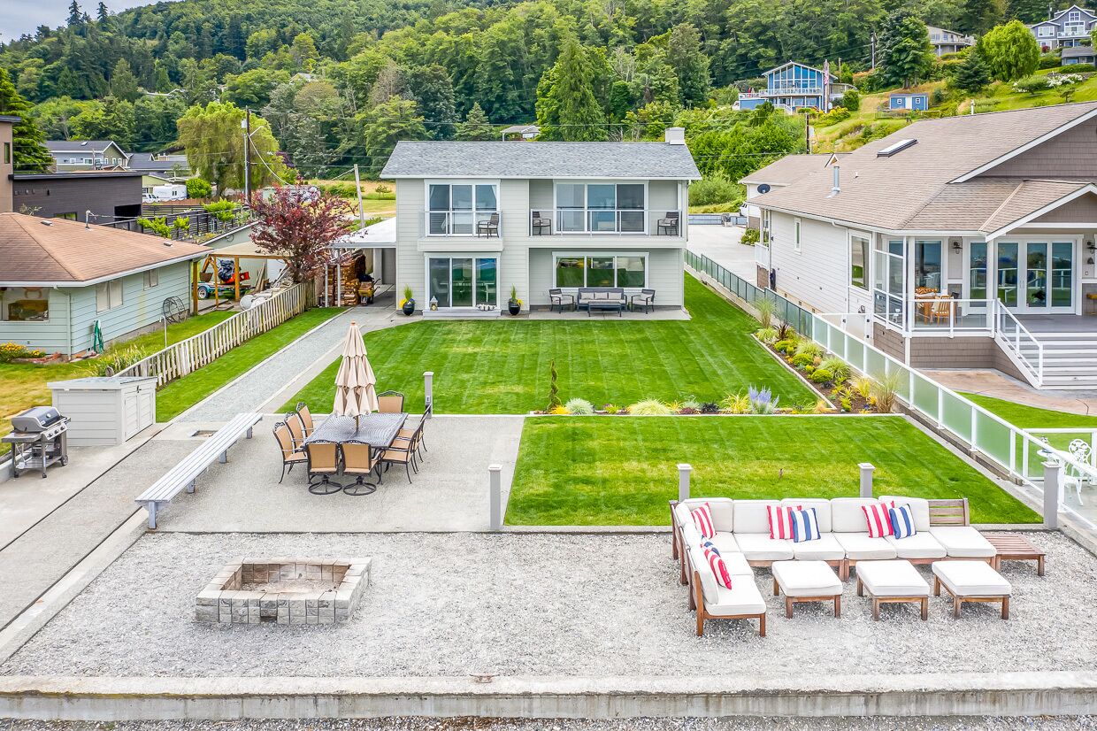 Beachfront - N. Camano; Mt. Baker and Sunset View; 4 Bedroom and 4 Bed Bunkroom