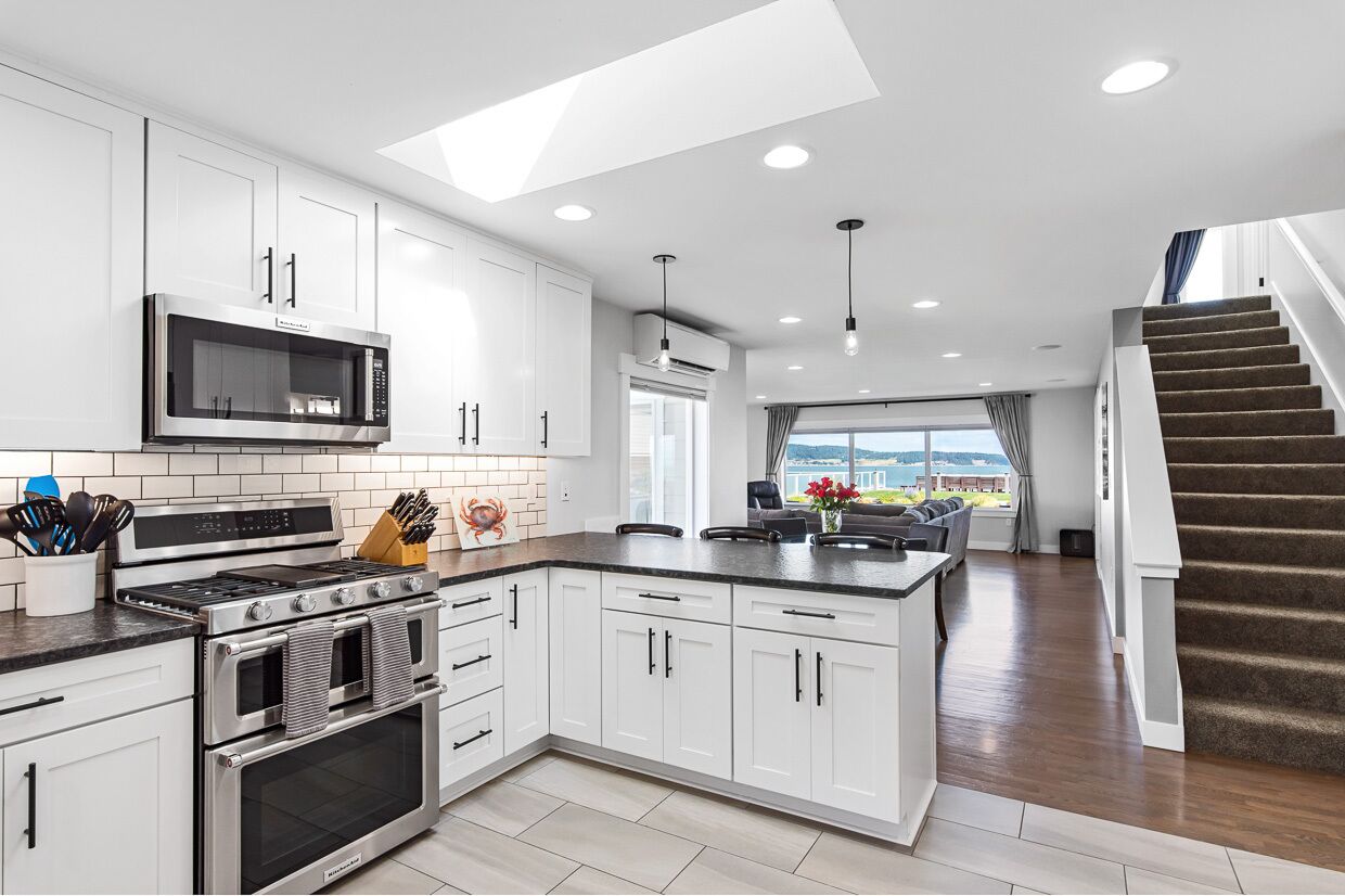 Beachfront - N. Camano; Mt. Baker and Sunset View; 4 Bedroom and 4 Bed Bunkroom