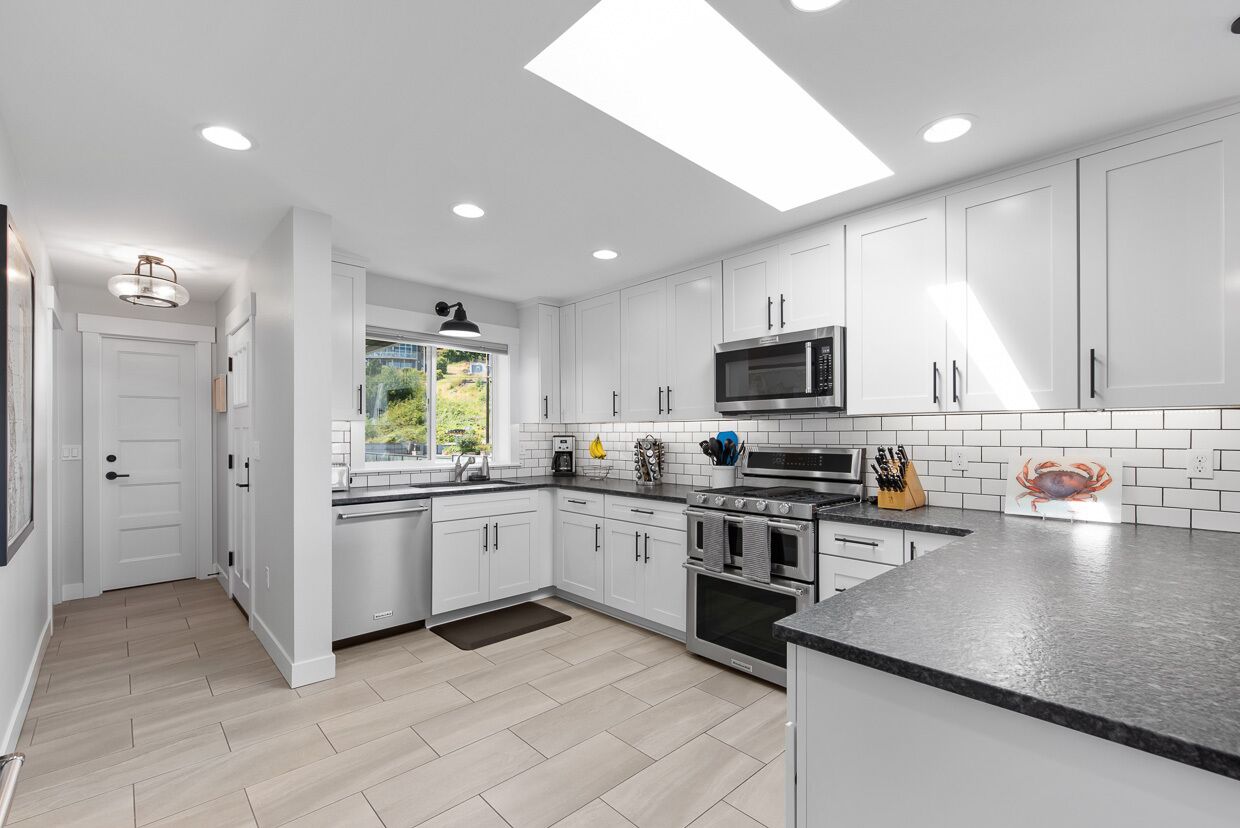 Beachfront - N. Camano; Mt. Baker and Sunset View; 4 Bedroom and 4 Bed Bunkroom