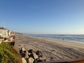 Beach towels - Beach Condo in Del Mar, steps from San Diego's finest beach (Del Mar)