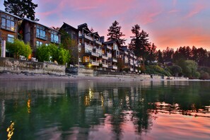 Waterfront King Room | Escaleras