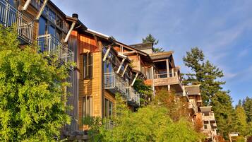 Cottage, 1 King Bed, Non Smoking | Balcony