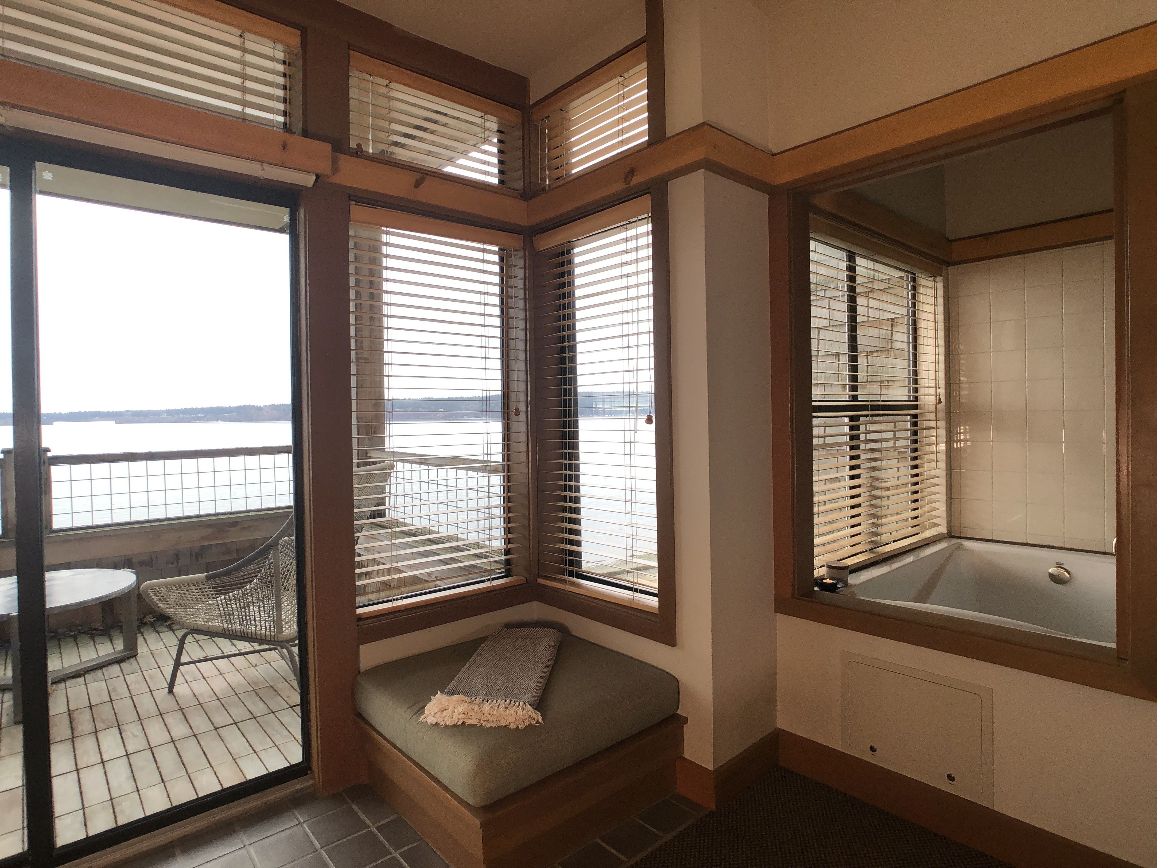 Waterfront King Room  | Luxe beddengoed, donzen dekbedden, een strijkplank/strijkijzer