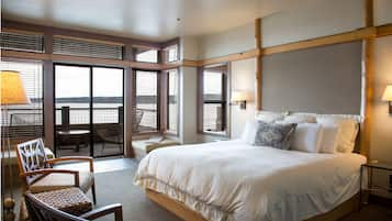 Waterfront King Room  | Ropa de cama de alta calidad, edredón y tabla de planchar con plancha 