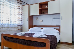 2 habitaciones, tabla de planchar con plancha y wifi gratis 
