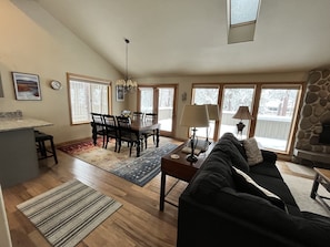 Smart TV, fireplace, DVD player, books - Sunriver Retreat - Sleeps 9/HotTub/SHARC Passes/No Extra Fees/NOW WITH A/C! (Bend)