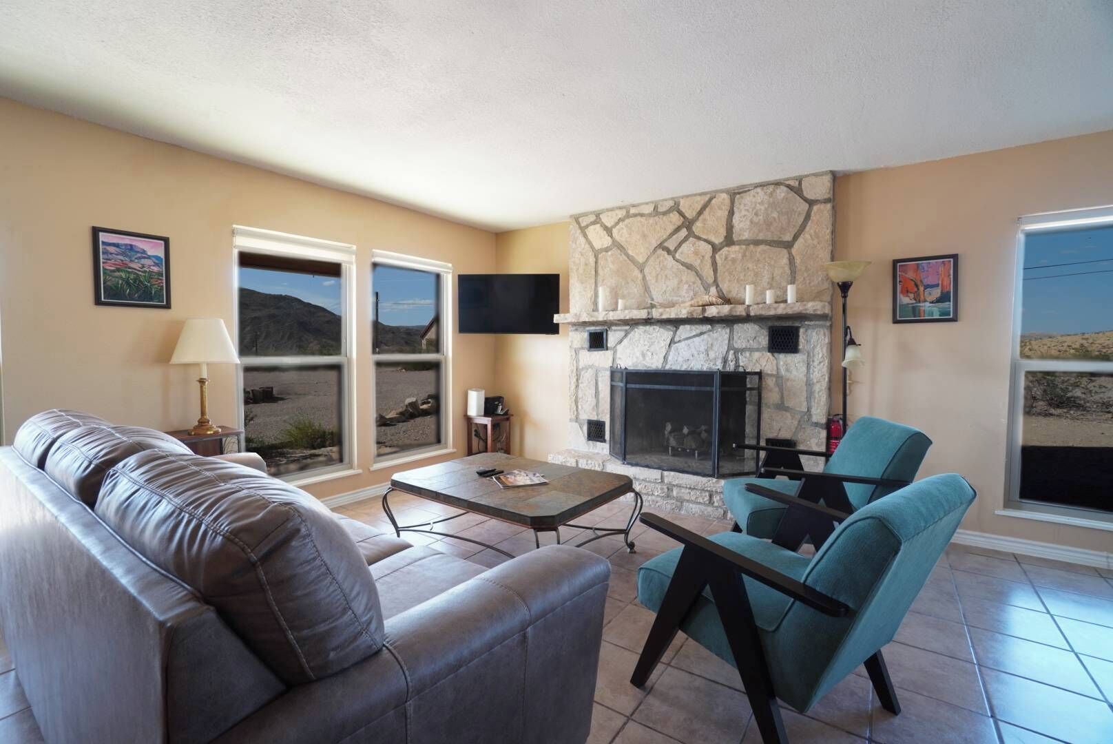 Télévision, livres, espaces bureaux