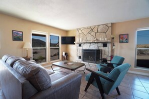 Télévision, livres, espaces bureaux