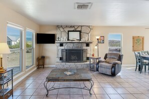 TV, bøker og kontorer