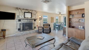 Een televisie, boeken en een kantoor